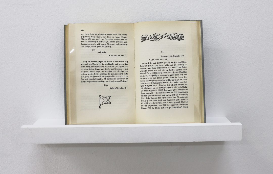At the entrance to the exhibition, Charita’s Bischoff’s biography about her mother Amalie Dietrich is presented as an open book. We see the only pages that illustrate her procurement of indigenous remains